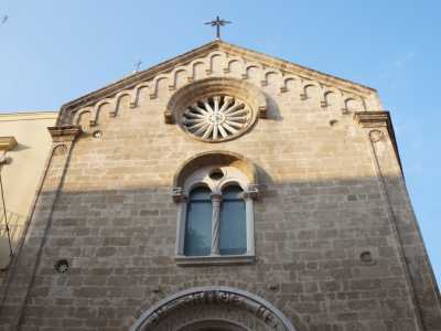 La chiesa si presenta con una facciata rettangolare scandita da mattoni irregolari marroni, interrotta da una bifora centrale, sormontata a sua volta da un rosone a raggiera